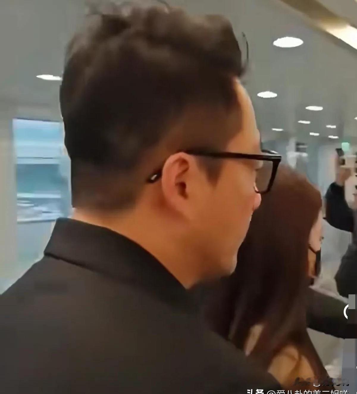 汪小菲现身机场遭遇名场面！

面对蹲守的台湾媒体，这位话题人物全程黑脸气场全冷。