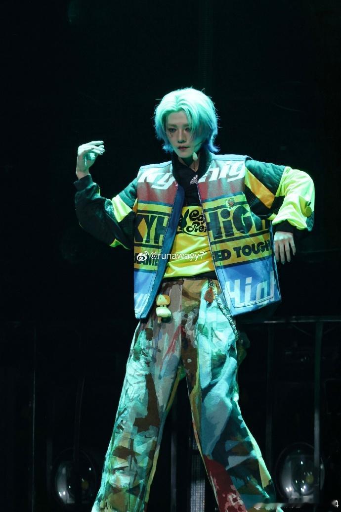 鹿晗戴了铃芽之旅挂件鹿晗演唱会戴了铃芽之旅挂件没人能萌过这个鹿晗了，不敢想这个挂