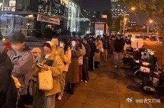 【这款北京小吃爆火！排队俩小时也要吃它？医生紧急提醒】冰糖葫芦是北京冬日里最具风