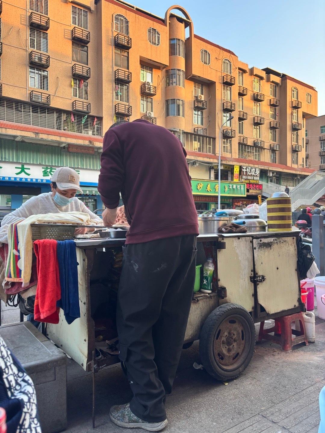 遇到20年前学校门口的扁食摊，这一刻不饿也得吃 
