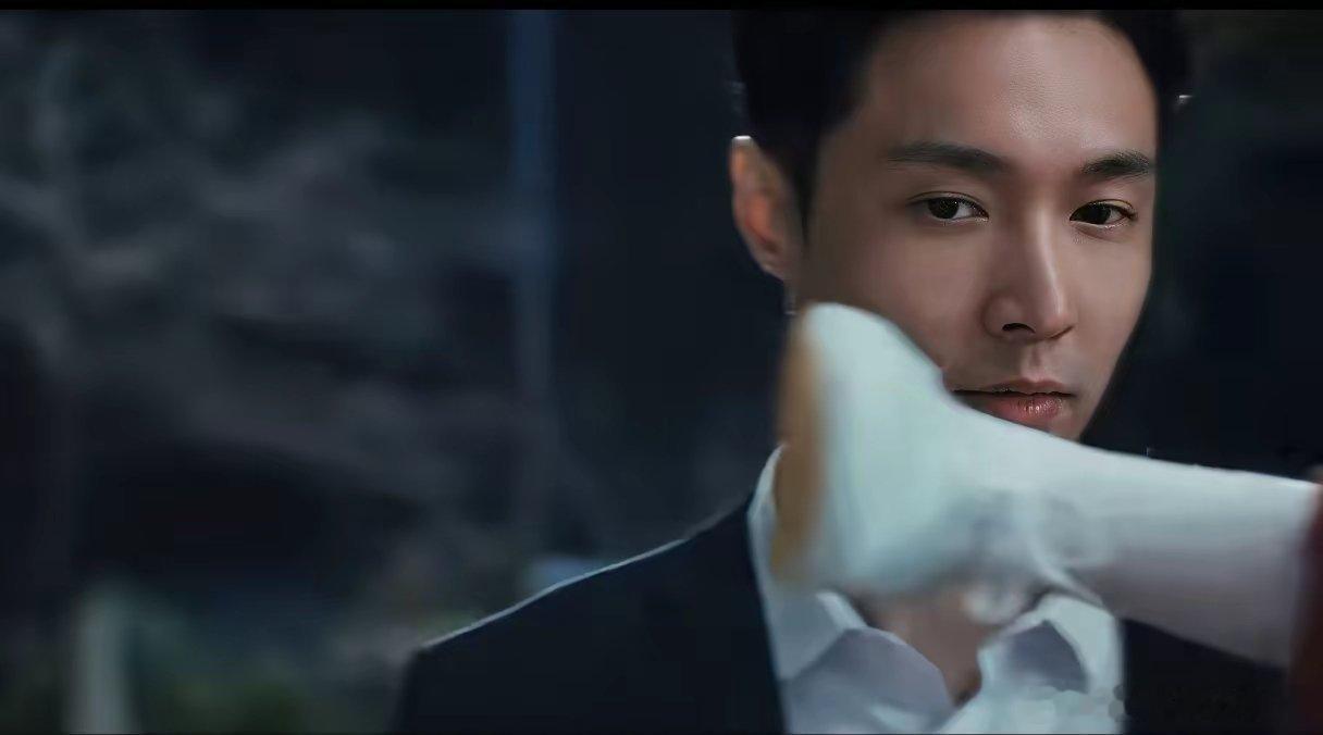 为什么《功夫女足》里的盲人按摩师孖八，明明听声辨位很准，却每次都找不准徐风的位置