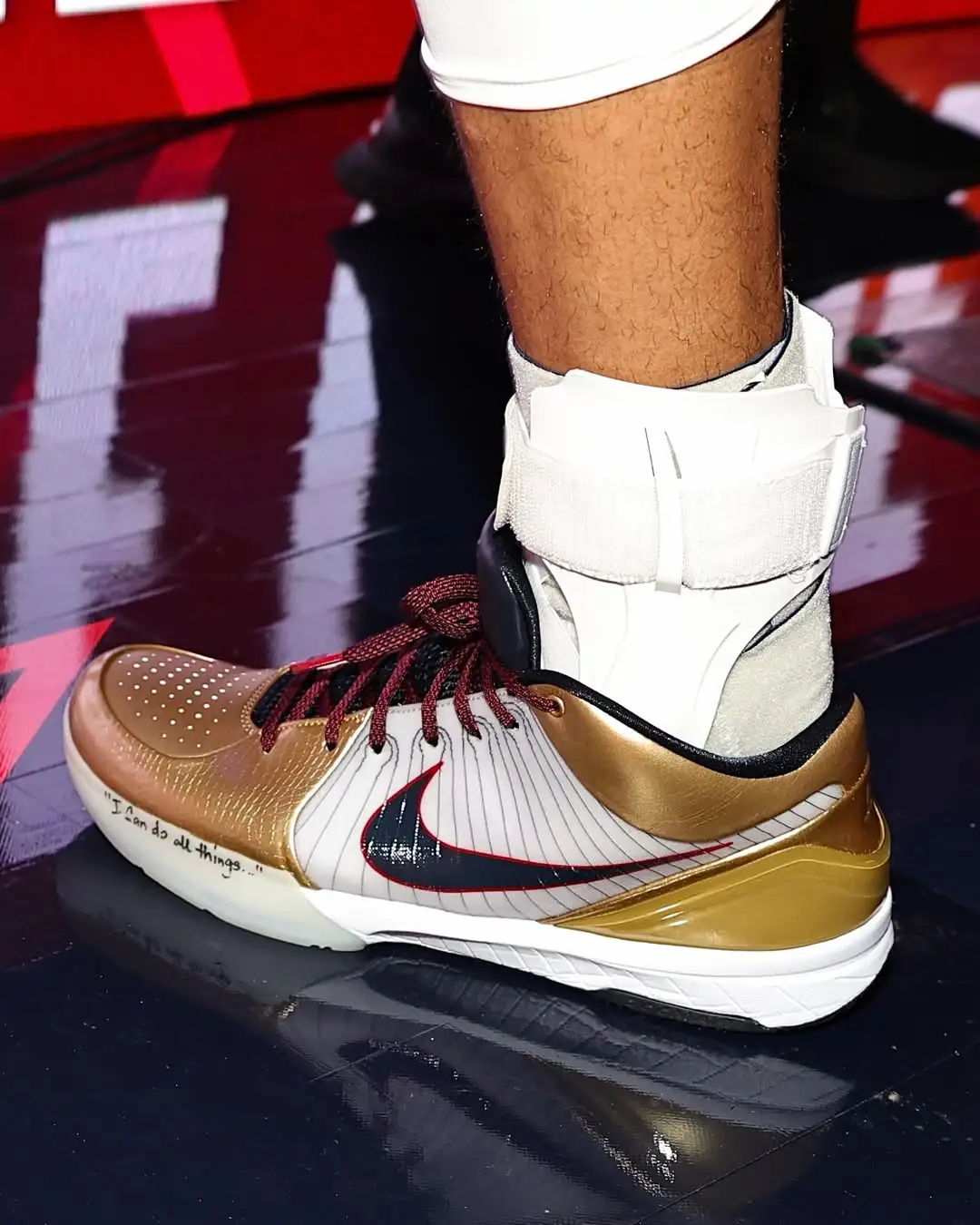 库里在迎战快船的正赛上脚ZK4 金牌配色