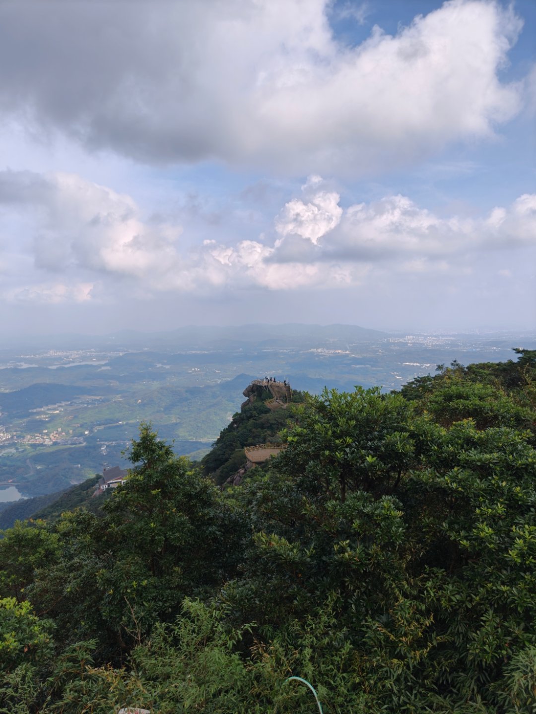 岭南四大名山之一！罗浮山今天天气非常好！虽然天气预报显示有雨！不冷不热！坐索道上