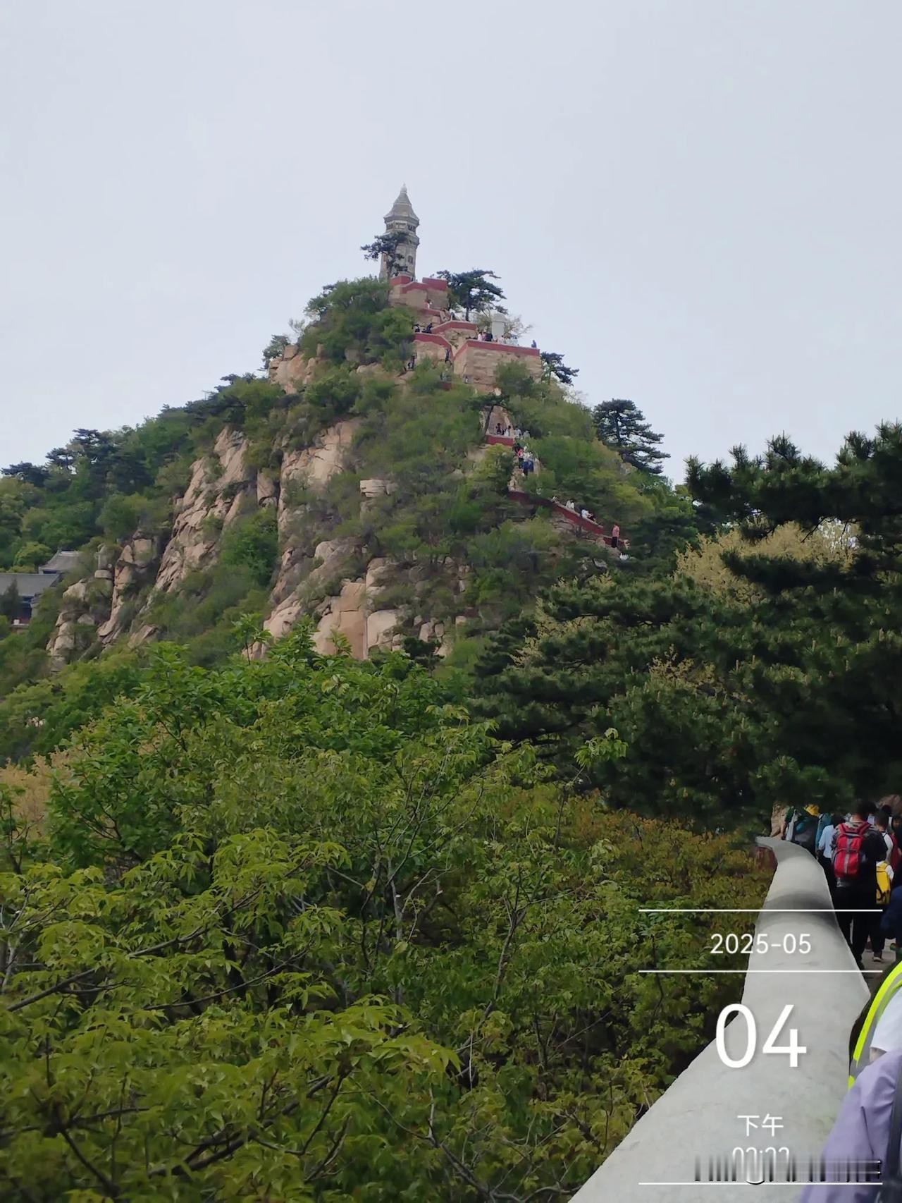 挂月峰为盘山最高峰，海拔864.4米，上锐下削，形似圆锥，如春笋破天而立，雄浑巍