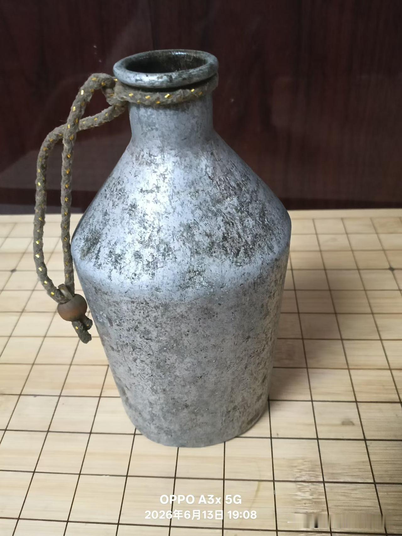 小日本的玩意儿。
大清早出门淘货，喜获一件二战日军制式老军用水壶是二战时期小日本