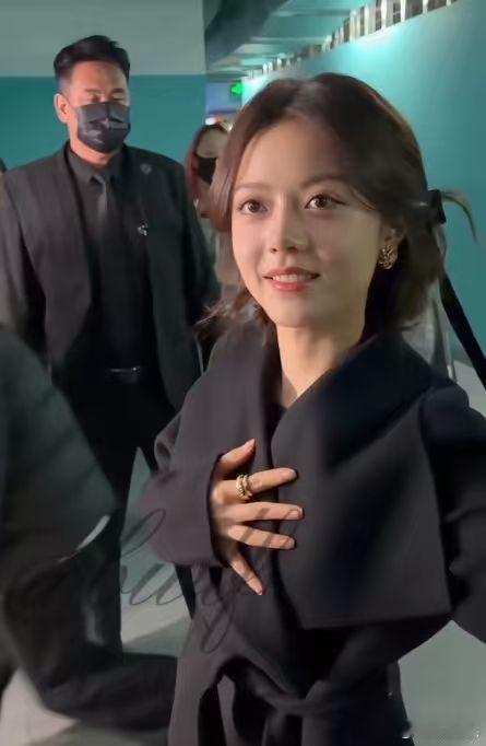 宋威龙赵今麦酷哥御姐上班了赵今麦追剧团黑大衣造型 赵今麦追剧团黑大衣造型，宋威龙