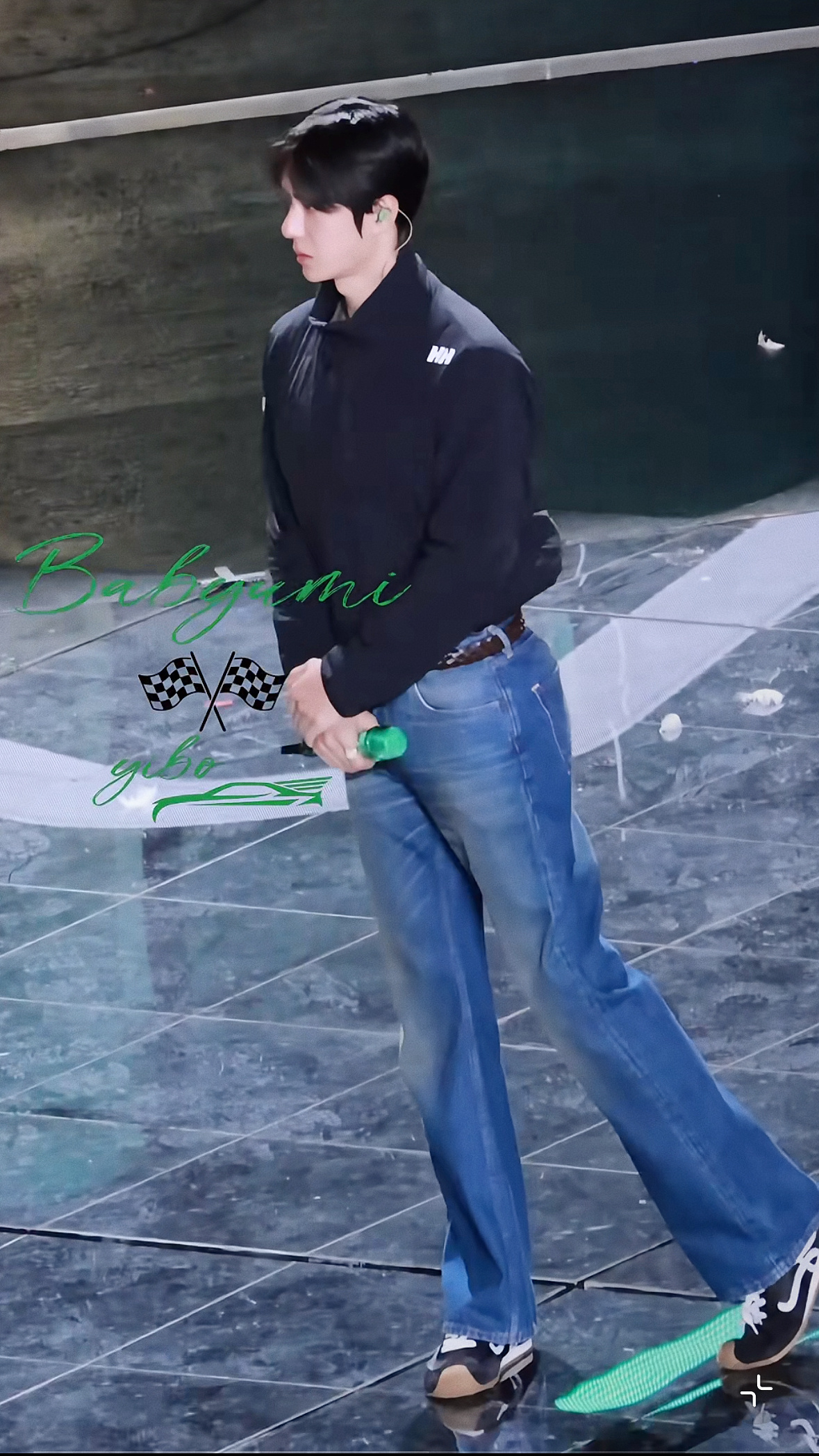 谁允许你这动作这表情这脚型的 走路上被人煎了都不知道怎么回事 