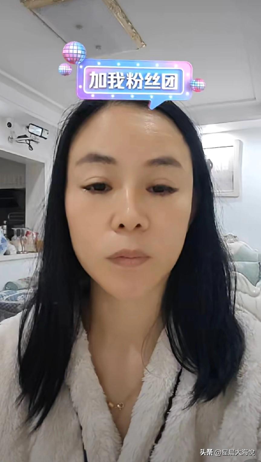 刚刚李鑫姐姐开直播澄清，她没有住院，没有大家说的那么严重，

李鑫姐姐在直播间和