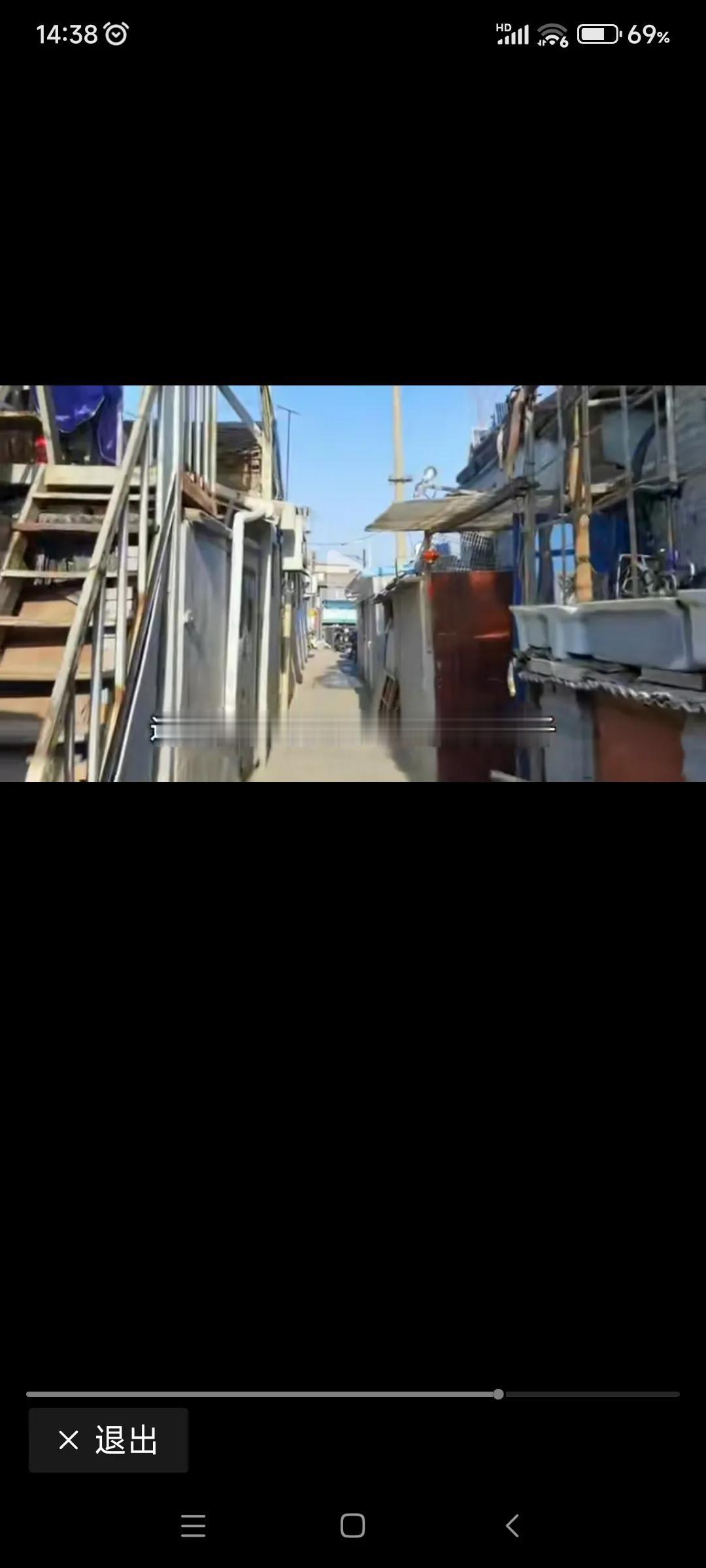 前者是北京前门附近的老胡同，后者是我老家宽敞的大院套，亮堂的大瓦房。前者寸土寸金
