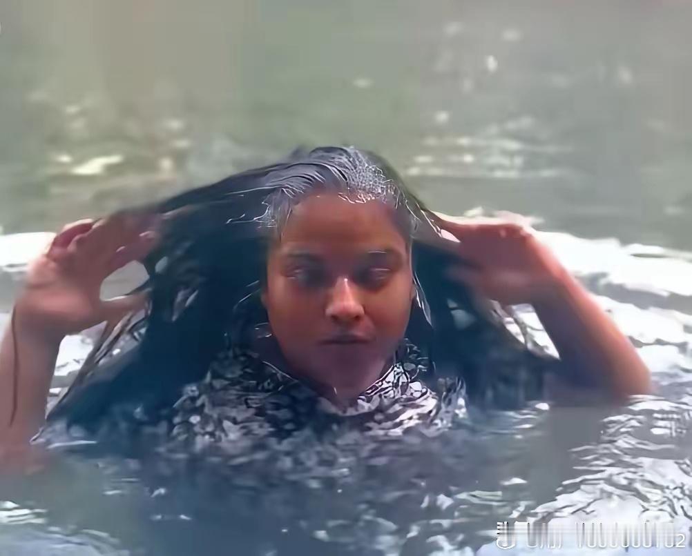 注意个人修养，不要我行我素啊。印度一女留学生，来到国内某景区游玩。可能是因为水质