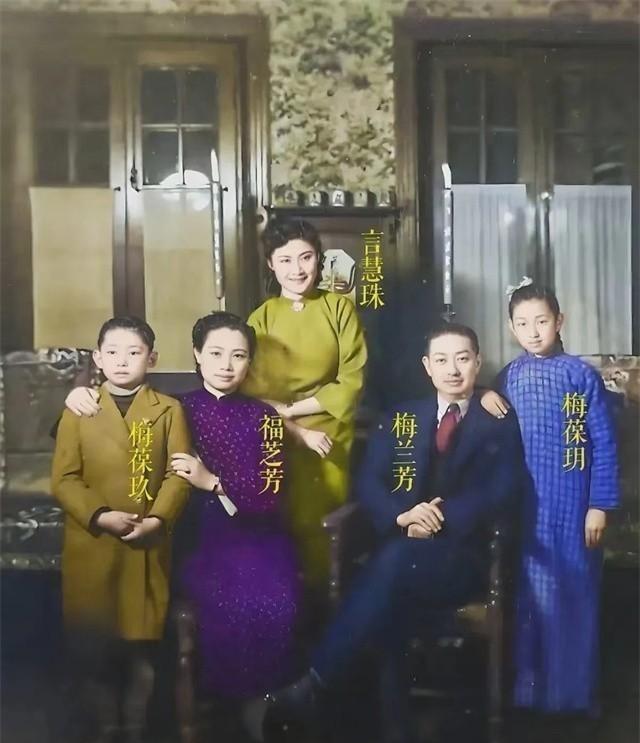1943年，被世人称为梅兰芳门下“最放荡”女弟子的言慧珠，在梅家听课后，与梅家人