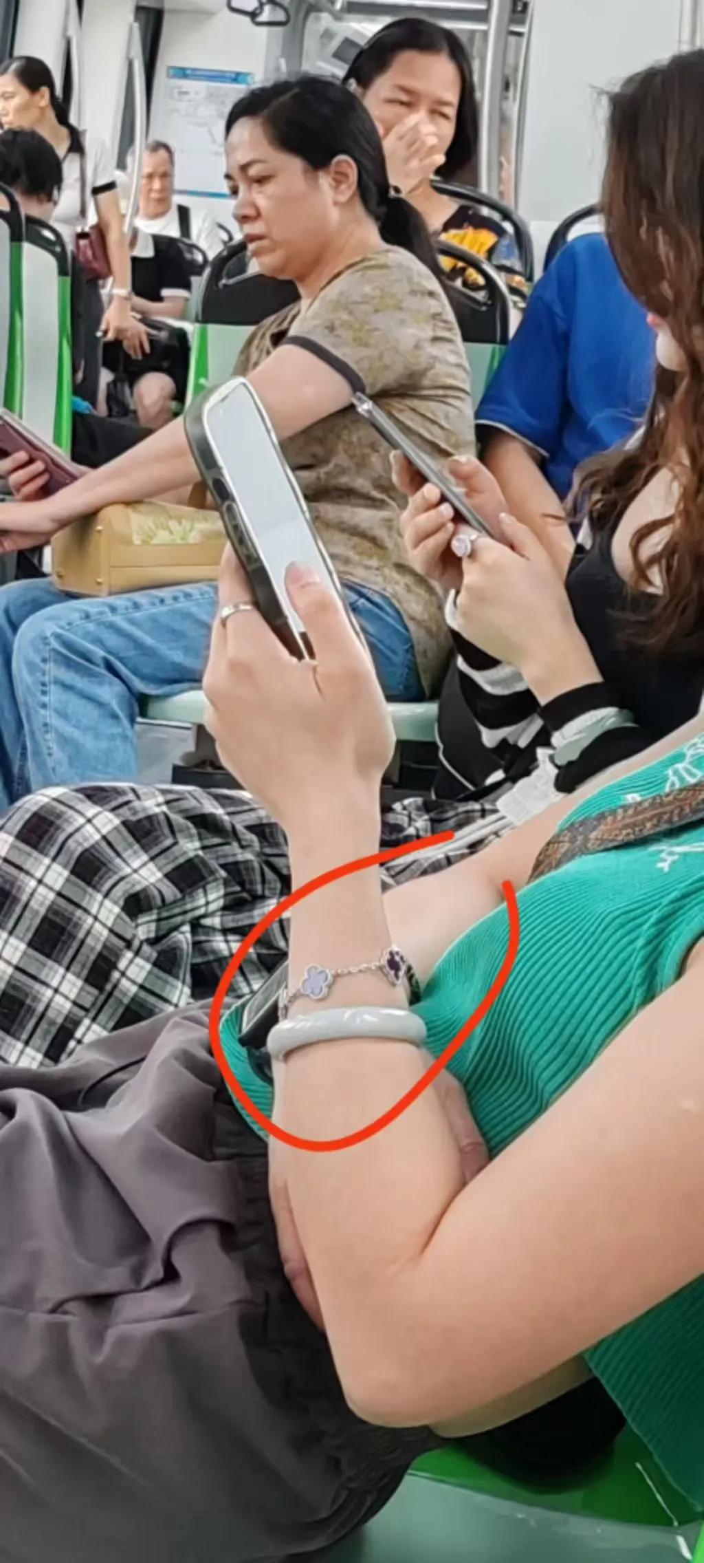 哈哈！公交上偶遇一名“镯翡”，疯狂的瞄了两眼。问题来了！各位懂行的看官老爷们，这