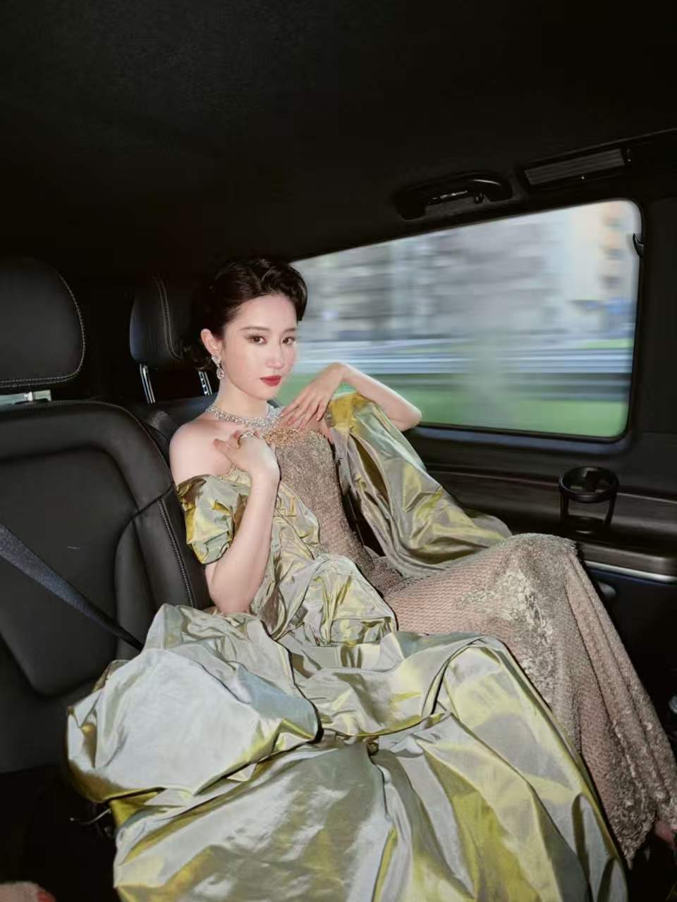 刘亦菲车窗大片营业刘亦菲车窗大片，女王好美！ 