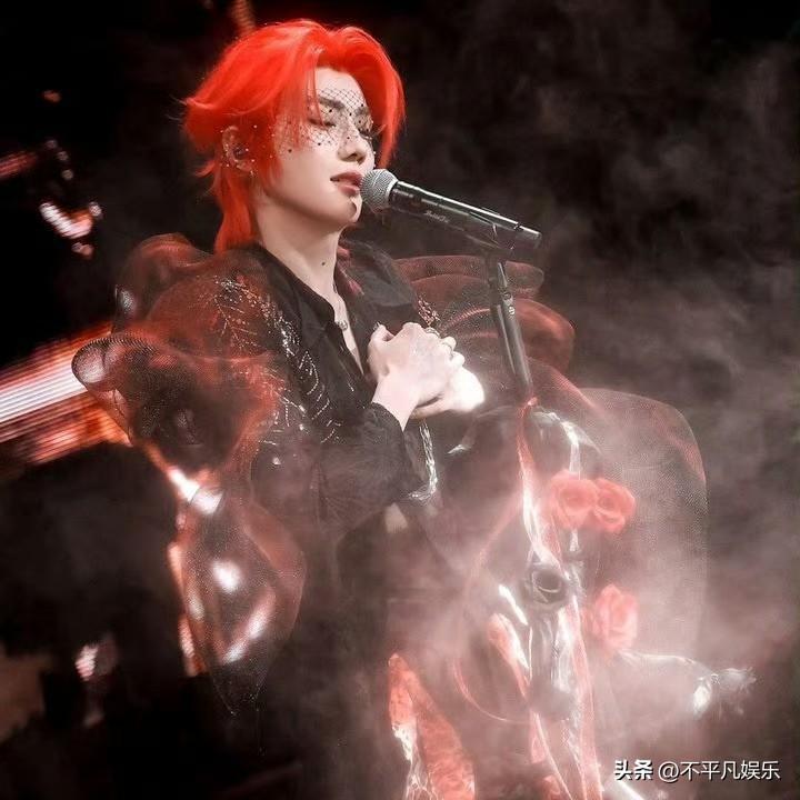 郝熠然近日以红发露背装造型惊艳亮相，瞬间成为时尚焦点。红色发丝张扬热烈，与白皙肌