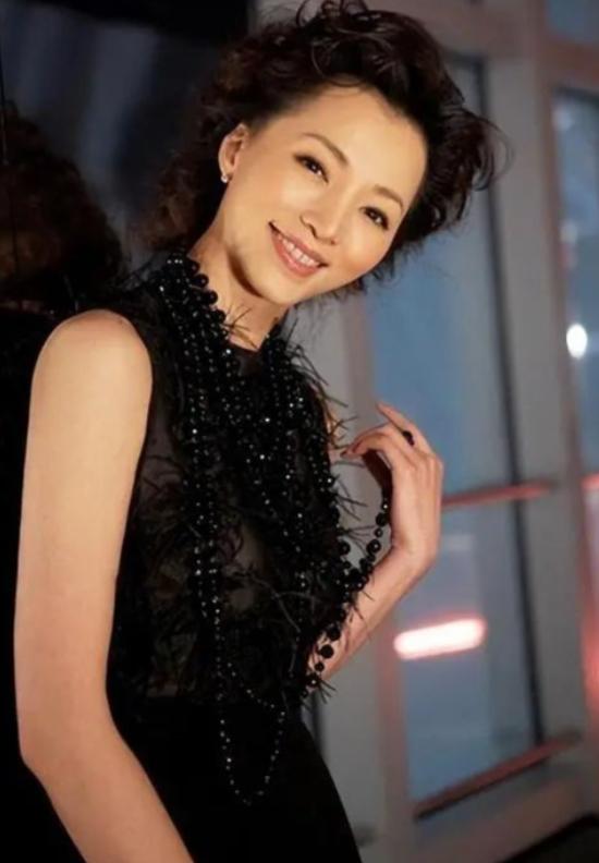 董卿铁了心要嫁给身家百亿的密春雷，母亲百般劝阻：对方比你小五岁，离异还带着孩子，