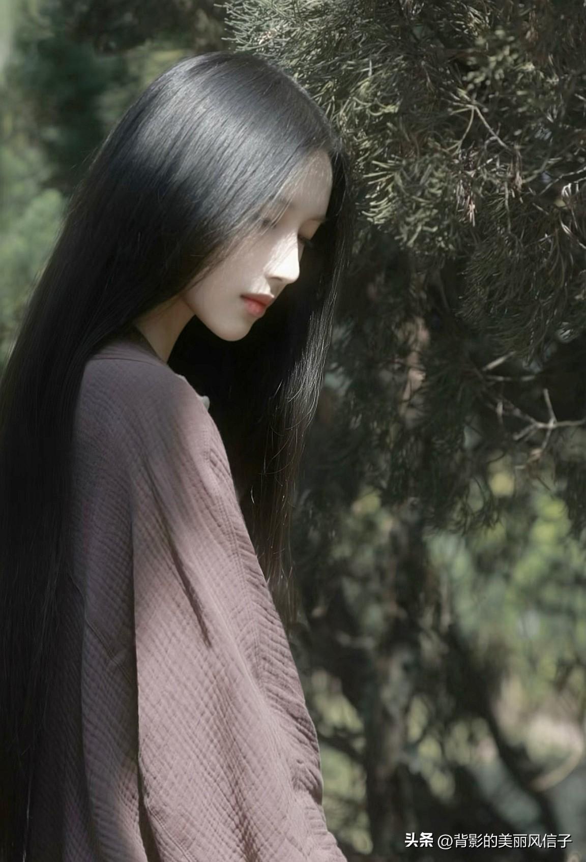 沉静的森林中，少女轻倚树旁，岁月静好。