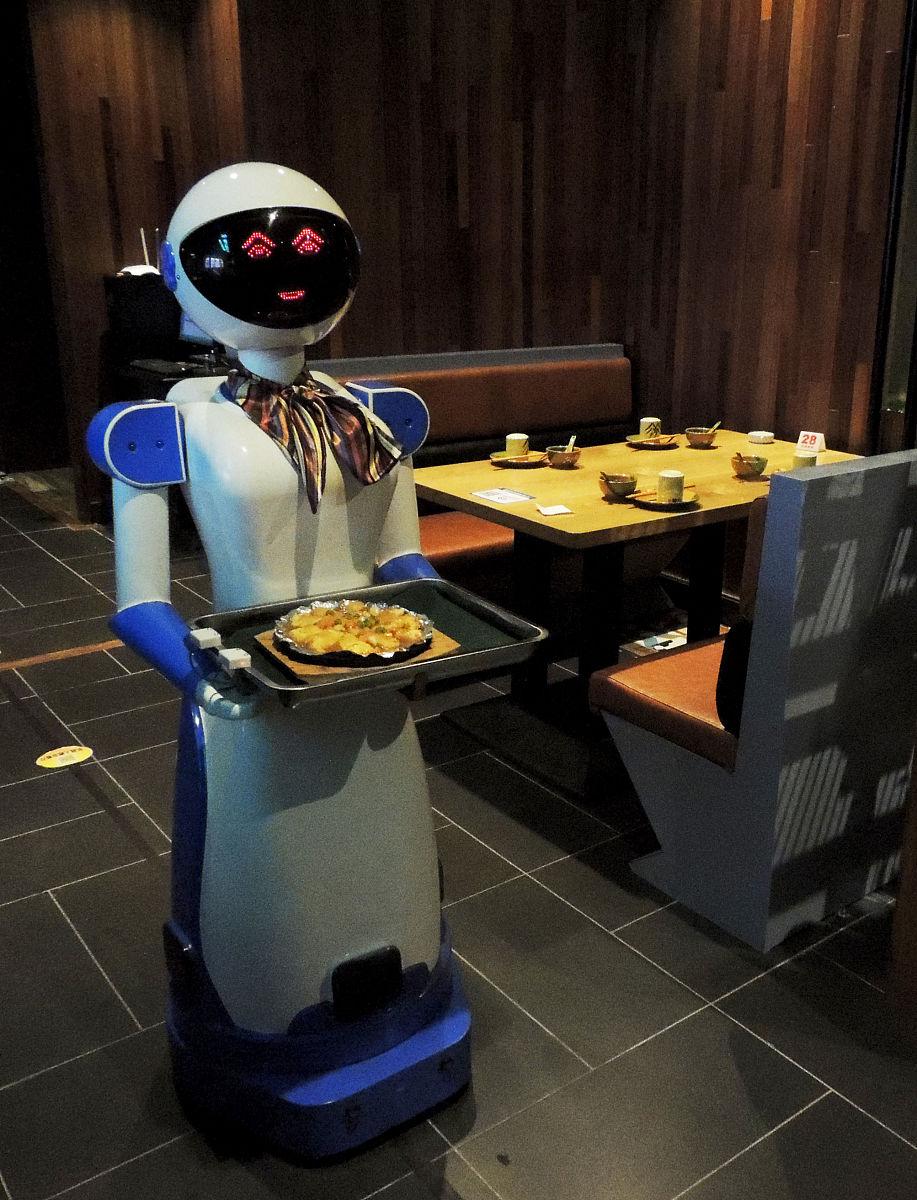 人形机器人会用在哪呢？

行动不便的老人，机器人可帮忙喂饭、翻身、提醒吃药，还能