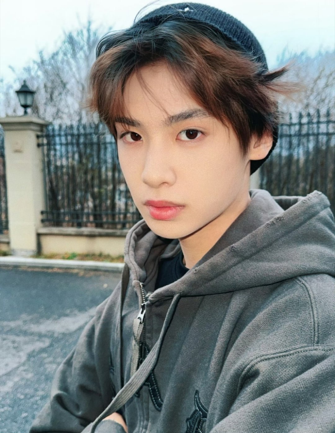 黄明昊你这么厉害吗 还会自己做妆造了 好帅一个