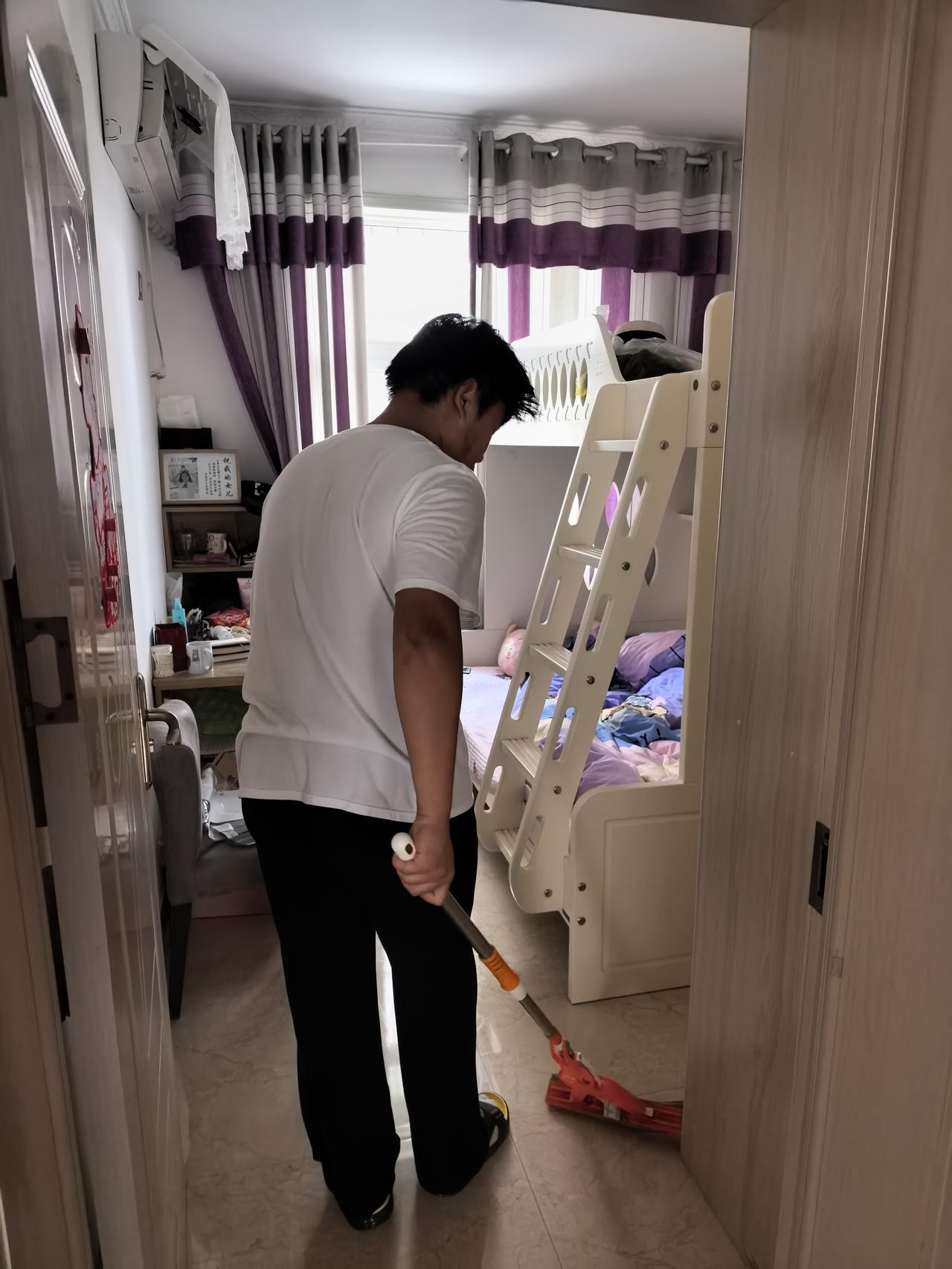周末，儿子放学回来，就强烈要求玩手机。

我说，先别急，帮我干点家务再说。

干