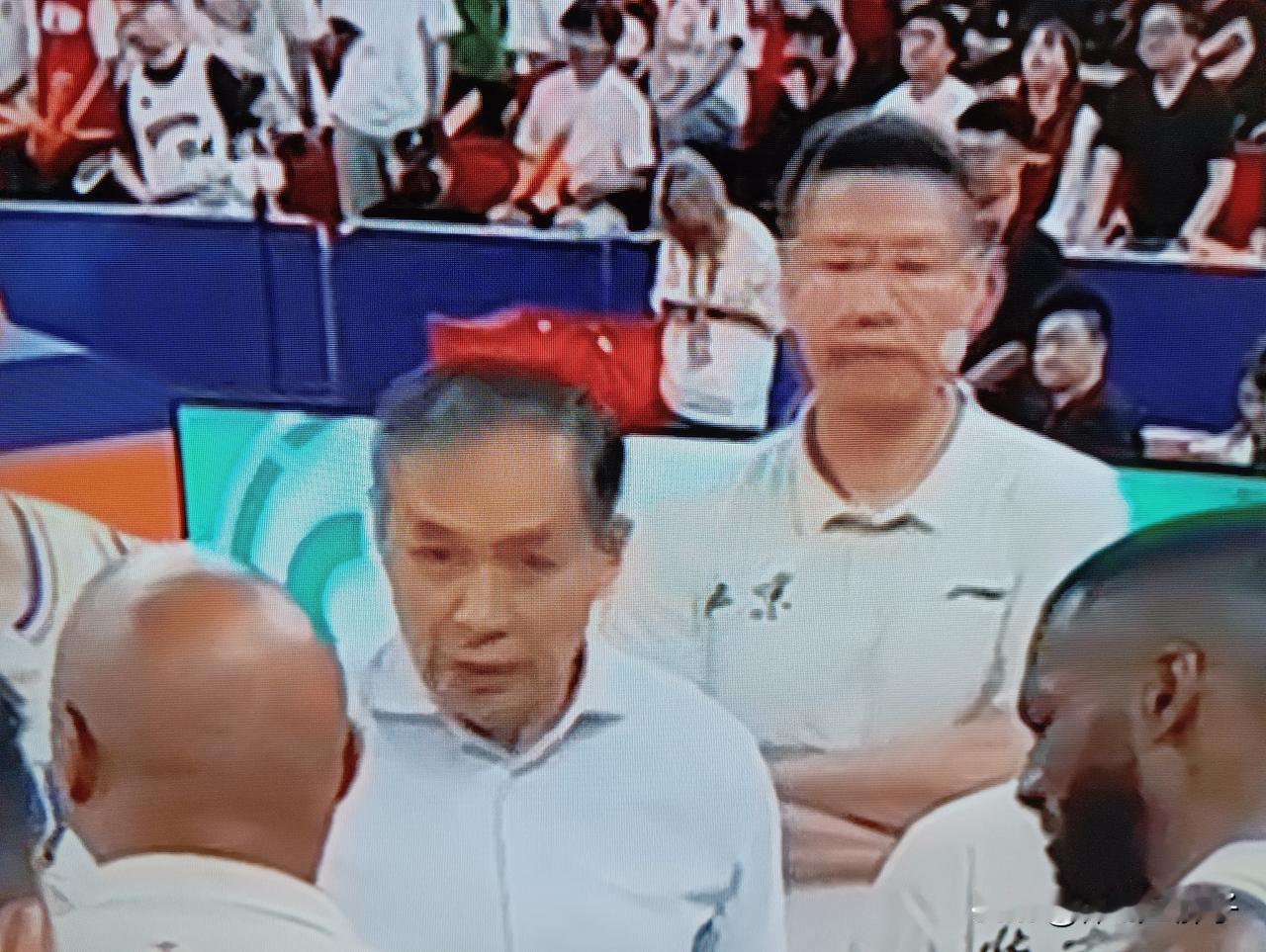 许利民与卢伟临场指挥大比拼，两人柔中带刚，刚中带柔，太极 ，八卦拳都用上。上海男