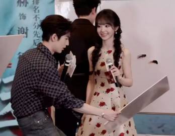 张凌赫半蹲和田曦薇说话张凌赫半蹲和田曦薇说话 