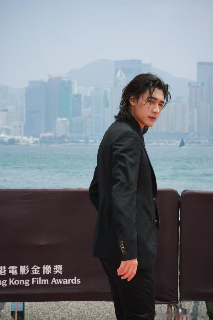 港风是此沙的统治区 此沙出席金像奖颁奖礼，带着他的电影《捕风追影》。红毯造型一出