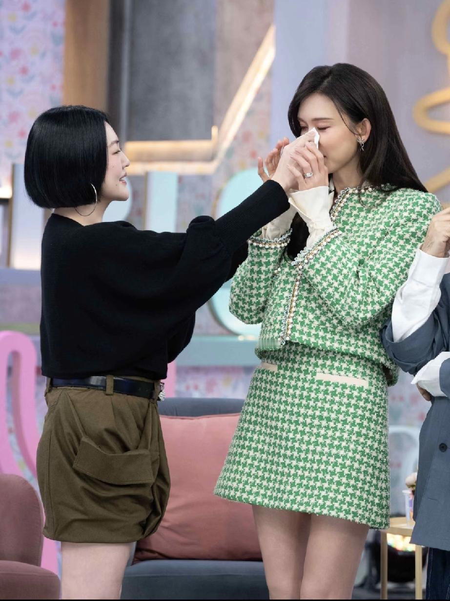 林志玲录制小S的新节目《小姐不熙娣》竟然哭到双眼红肿，小S都没哭，她居然哭了，看