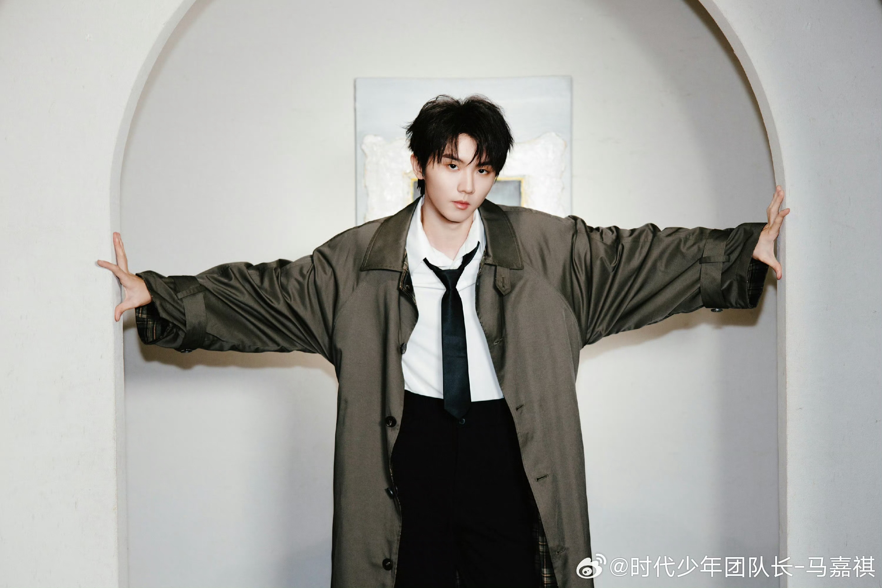 坏男人堵门不让走，眼神好凶哦 