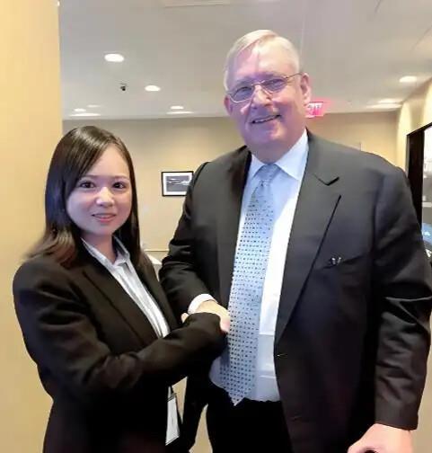 周君红在美国公开发表反华言论，强硬要求中国归还其祖父、外祖父身为地主时名下的地产