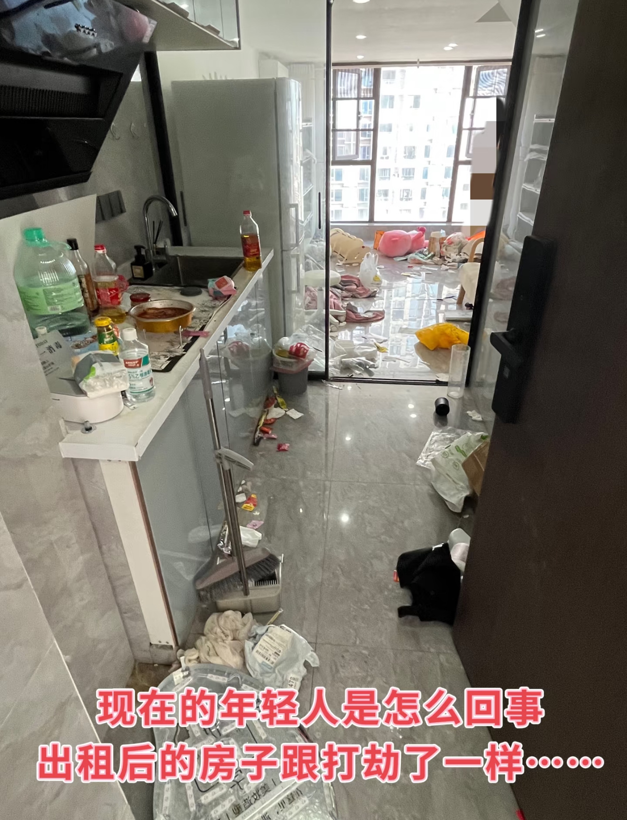 小伙租房2年多垃圾全堆在屋里住成这样谁受得了啊…天天跟一堆脏乱的东西待在一起，而