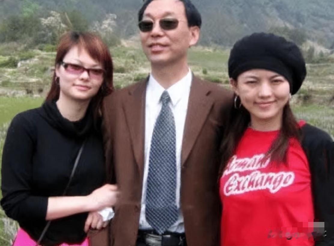 这回李湘账号被封，
最难受的恐怕是她那位在法院干了一辈子的老父亲。老爷子气的不只