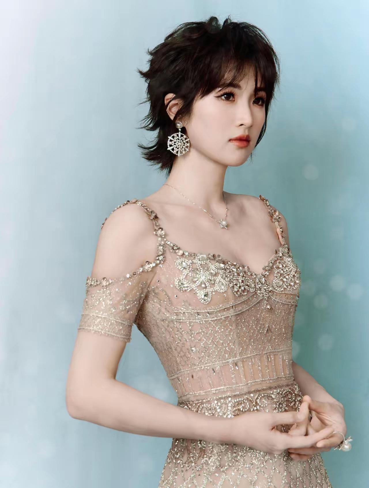 姚安娜，
是任正非任总最疼爱的小女儿，
看她现在多么优秀，不学姐姐，也不接

爸