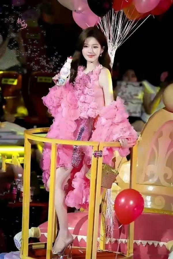 感觉虞书欣和赵露思这个造型都是甜滋滋的诶[彩虹屁][彩虹屁][彩虹屁]造型师都很