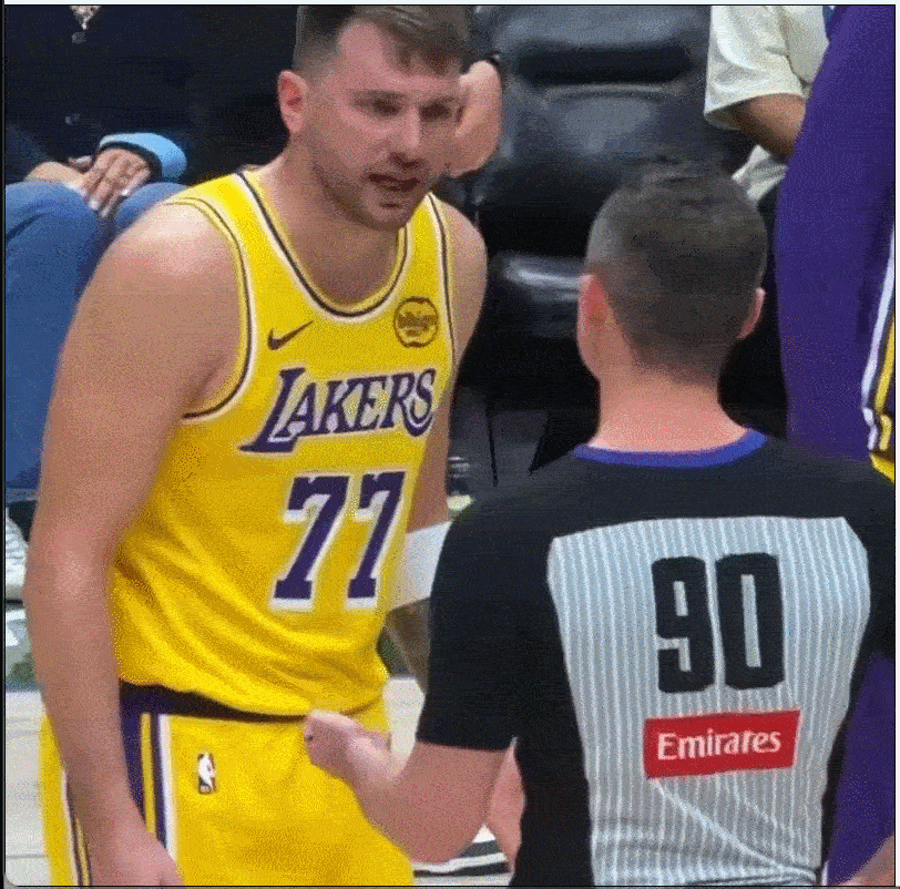 东契奇向裁判投诉：他打我蛋啊（He hit me in the balls），你