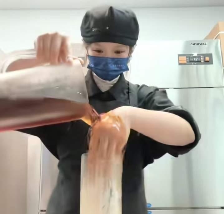 反复看了好几遍那段视频
最让我感到后怕的
不是徒手搅拌，也不是脏的桌子，而是她穿