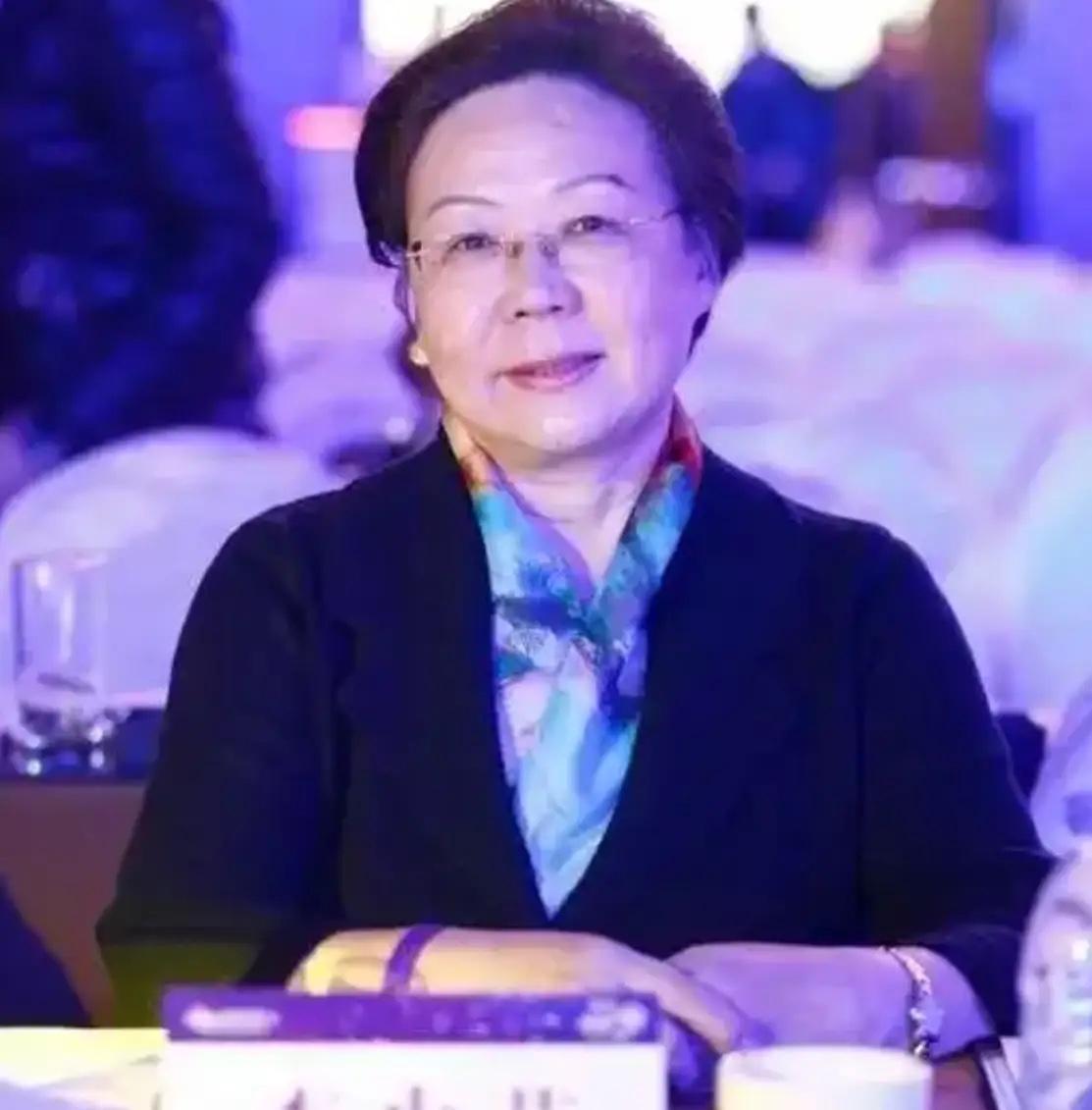 说起钟南山院士，人们脑海中总会浮现他在抗疫一线那坚毅的身姿，还有他为公共卫生事业