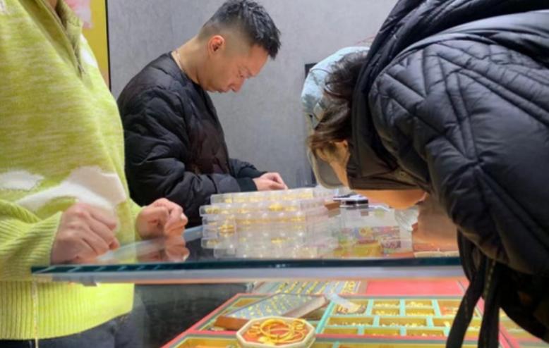 #年轻人为什么开始爱买黄金# 根据中国新闻周刊的报道，过去一年黄金市场表现强劲。