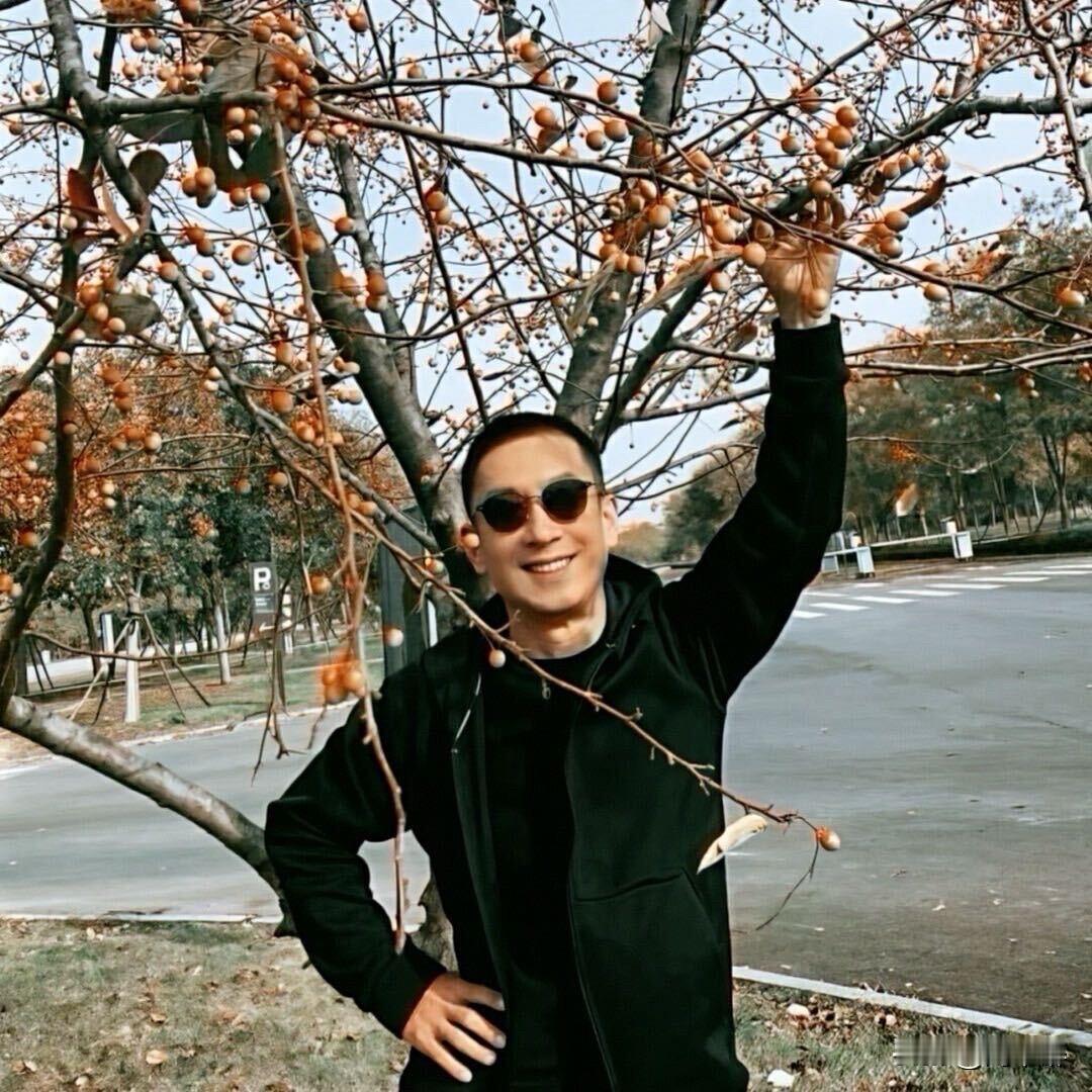 我的退休生活
清晨六点，窗外的鸟鸣总会如约将我唤醒。无需再为赶早高峰而匆忙，我会