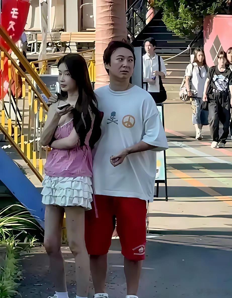 王校长喜欢网红，但是看起来这位网红也不是很漂亮啊！咋回事？换口味啦？ ​​​