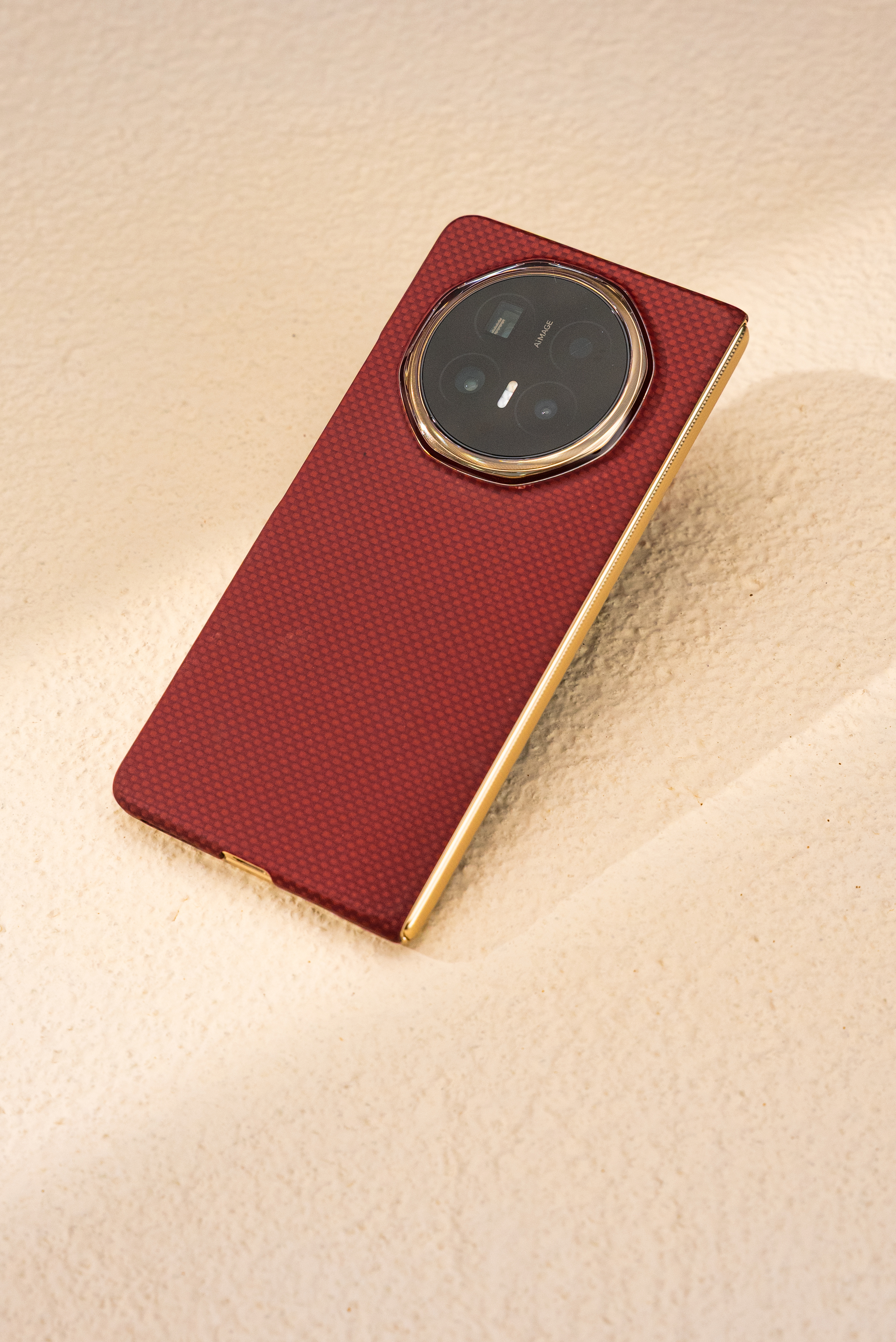 给荣耀Magic V6安排了一个官方壳。一般折叠屏我是不太愿意用手机壳的，要不好