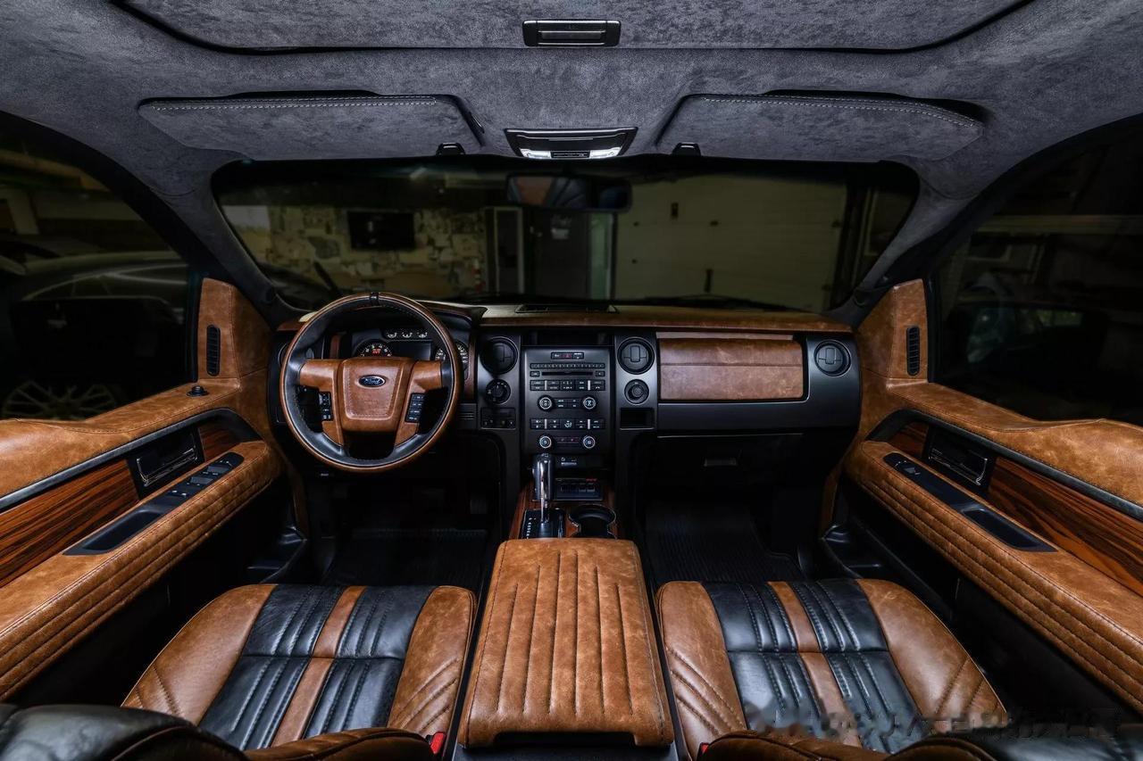 由 Vilner改装的福特F-150，主打的就是一个“粗犷美式豪华”，内饰别有洞