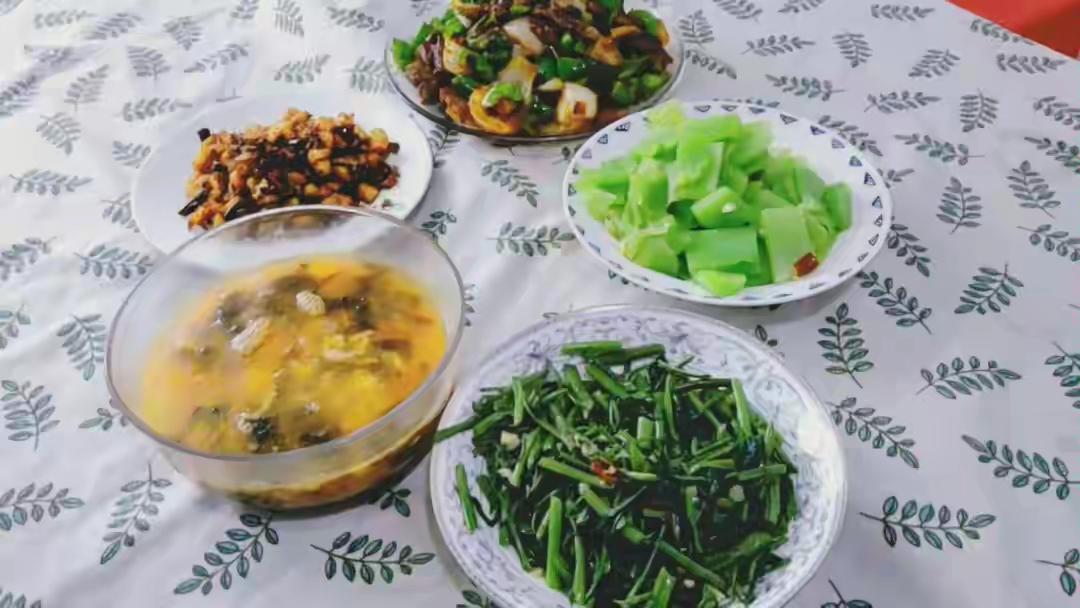 虽然看起来还能吃，但有些“隔夜”食物存在一定的健康风险，特别是如果存放不当或时间