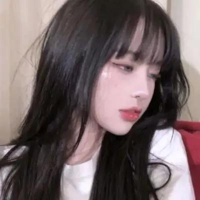 沉思的少女，黑发如墨，思绪万千。