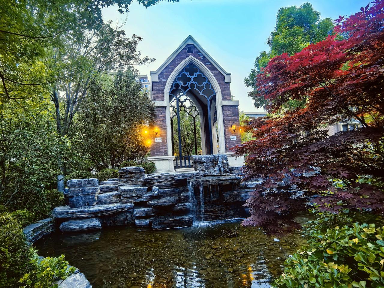 出去遛弯走到中储城邦，老公说这里就是前段时间一万一平米，一天卖一幢楼的小区。
