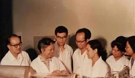 1957年，一个中国女人回国过海关时突然被人拦住。工作人员一把翻开她的行李，掏出