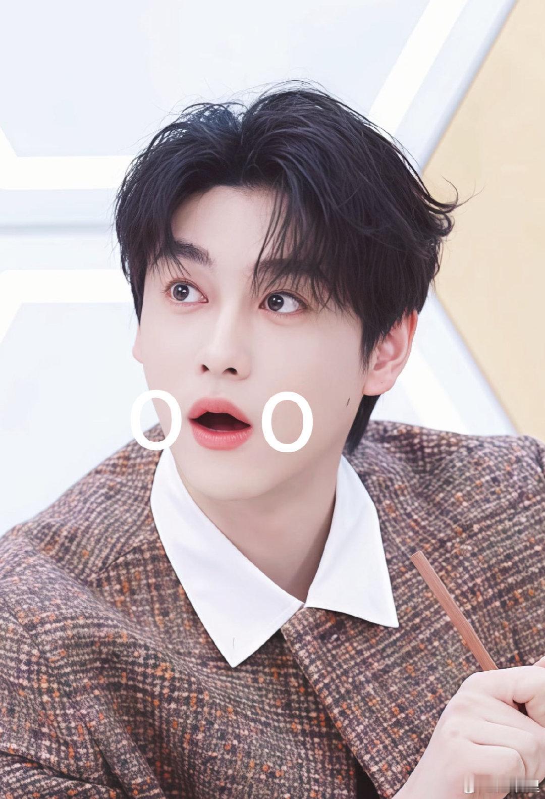 田栩宁妆造daddy开口baby西装革履是气场爆棚的daddy，一开口秒变软萌少