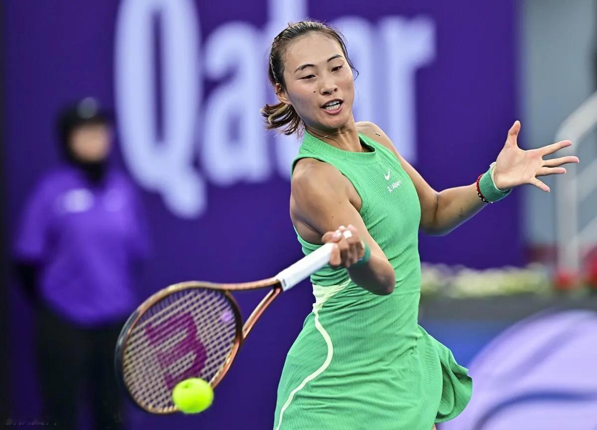 2024WTA1000赛迪拜站，女单1/4决赛，郑钦文对阵排名第一的斯瓦泰克，通