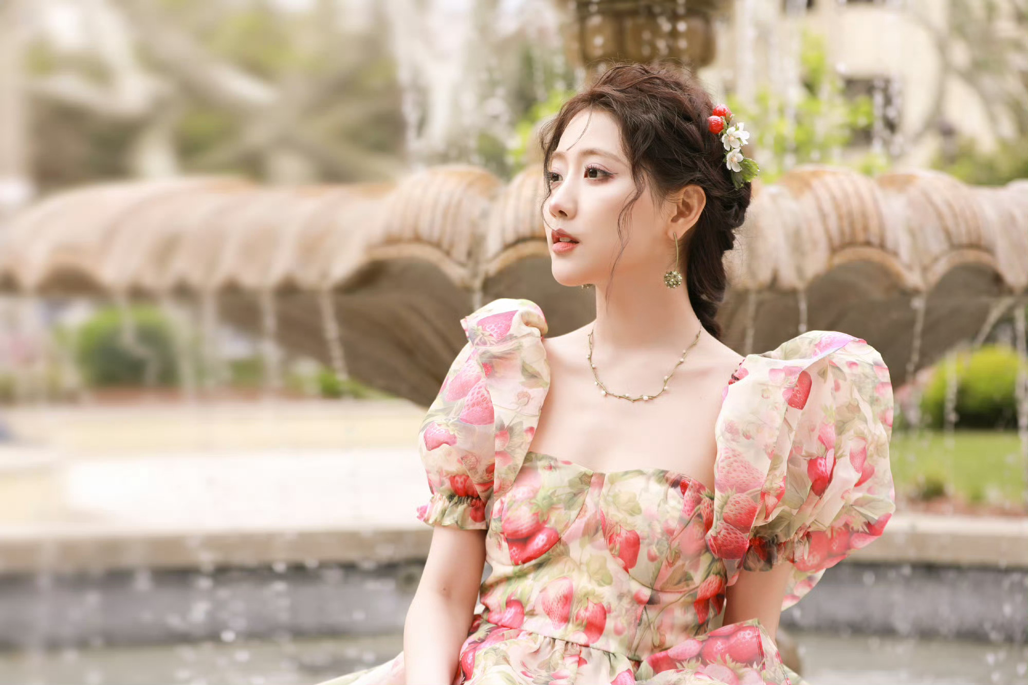 李艺彤哭着和粉丝道歉按照她的出道经验跟时间不至于给短剧男主做二番吧她的公司跟工作