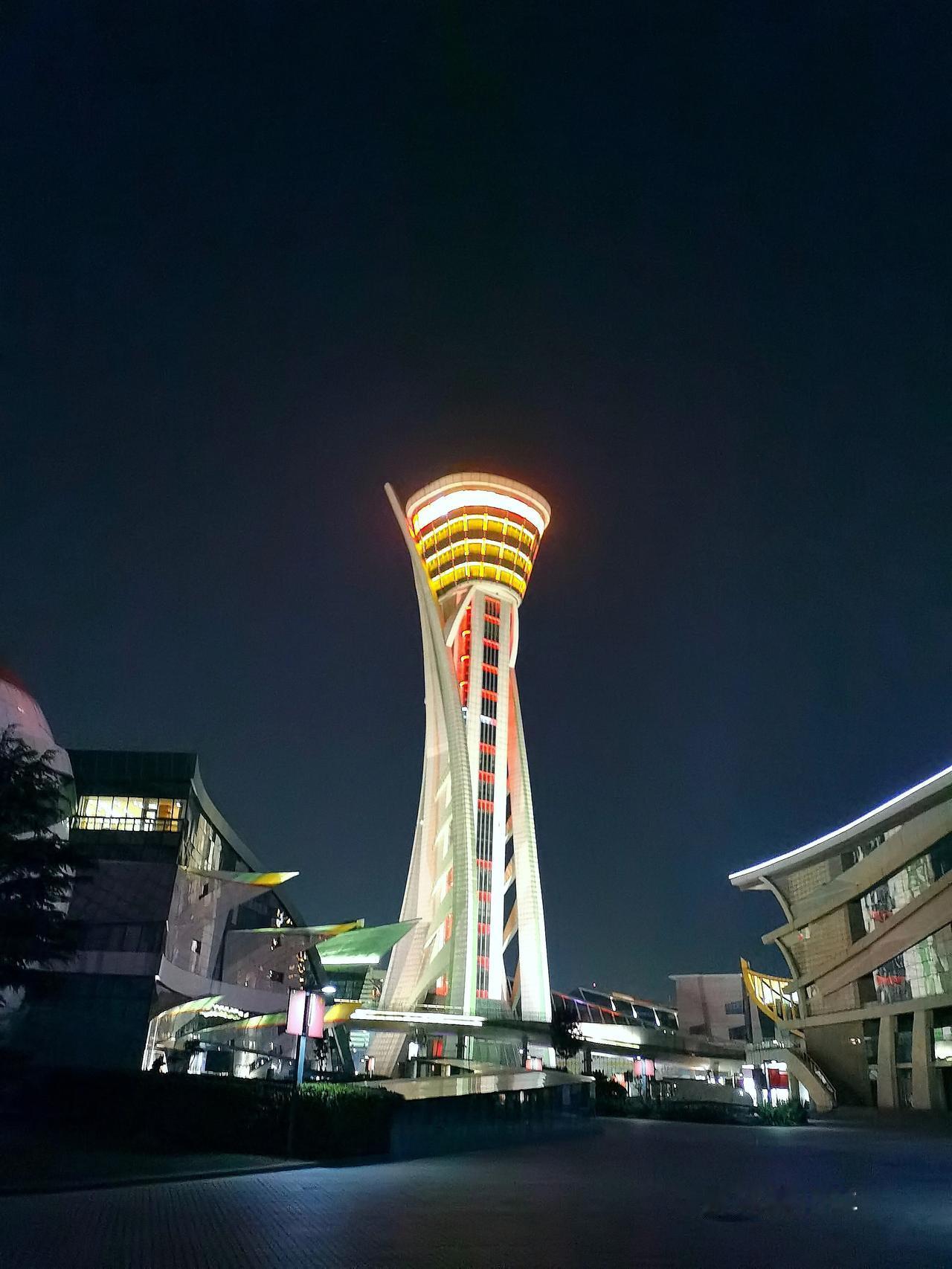 
地标潍坊，夜已深，广场的建筑物让灯光照的格外美丽，#潍坊现象# #潍坊。# #