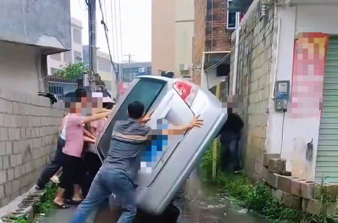 6月19日，贵港六八小车撞侧翻多人帮忙把车抬起来。车辆有受损呀？同城热点创作计划